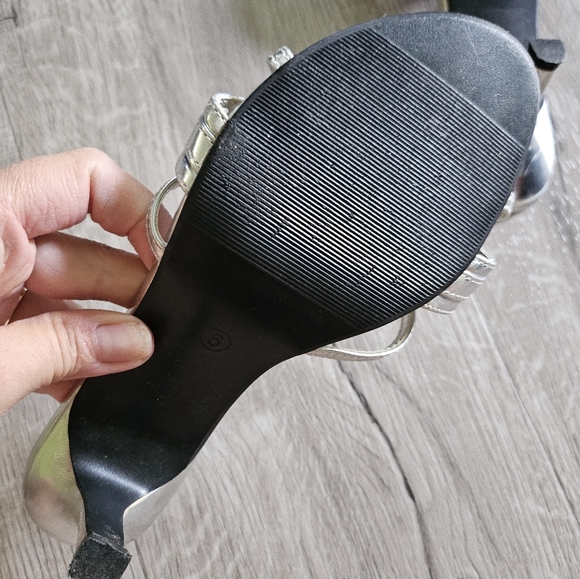Silver High Heels Sz 6 - Picture 4 of 4